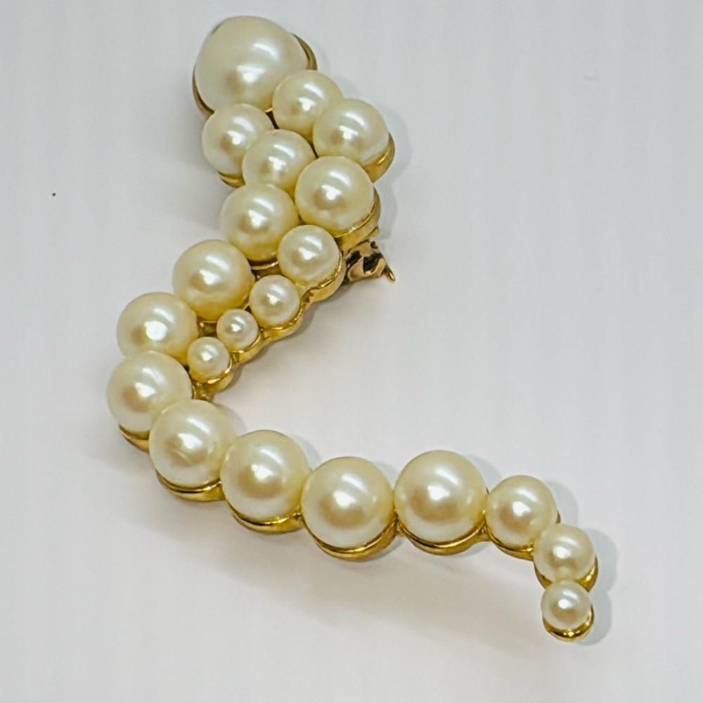 Pearl brooch. Vintage.​